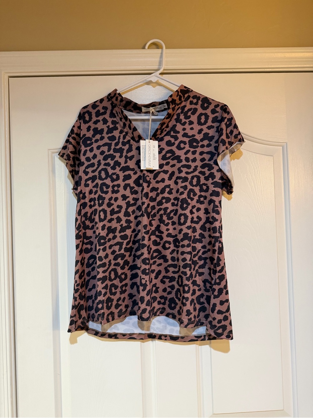 V-Neck Short Sleeve Leopard Print Tee in Brown and Black